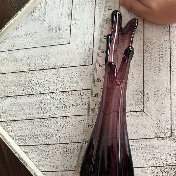 Swung Purple Glass Vase Vintage - Picture 7 of 7